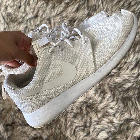 Nike Roche Shoe - Picture 3 of 3